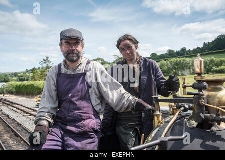 Liz und Dave fahren eine Dampfmaschine bei Bala Lake Railway, Wales Stockfoto