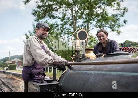 Liz und Dave fahren eine Dampfmaschine bei Bala Lake Railway, Wales Stockfoto