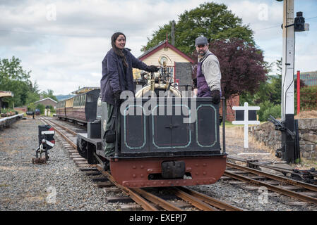 Liz und Dave fahren eine Dampfmaschine bei Bala Lake Railway, Wales Stockfoto