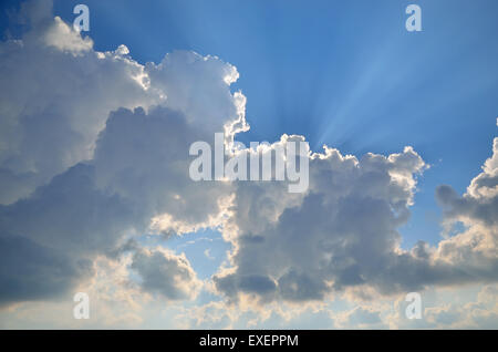 Blauer Himmel mit viel weiße Wolken und Sonne hinter Wolken versteckt Stockfoto