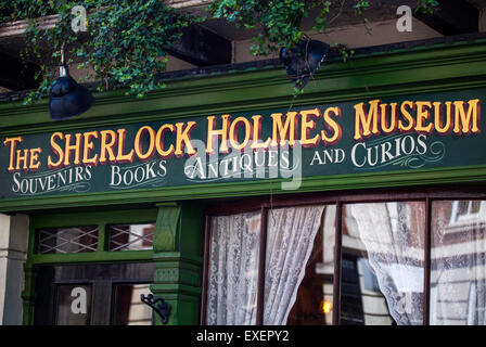 LONDON, UK - 10. Juli 2015: Die äußeren Zeichen für das Sherlock Holmes Museum in der Baker Street, London am 10. Juli 2015. Stockfoto