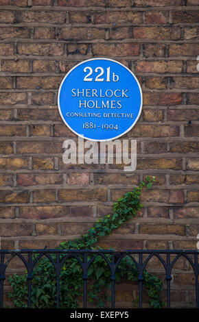 Die blaue Plakette über 221 b Baker Street in London - die Heimat der Ficitional Charakter Sherlock Holmes. Stockfoto