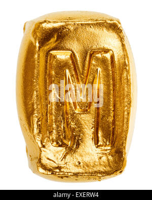 Handgefertigte Keramik Buchstaben gemalt in gold Ausschnitt auf weißem Hintergrund Stockfoto