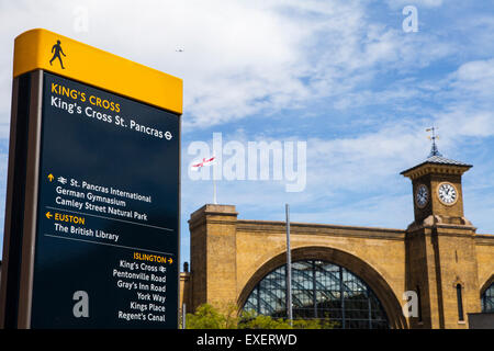 Ein Fußgänger Zeichen in Kings Cross Sehenswürdigkeiten zu identifizieren.  Die wichtigsten Gebäude der Kings Cross Station entnehmen Stockfoto