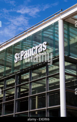 LONDON, UK - 10. Juli 2015: Das Schild über dem Haupteingang für St. Pancras International Bahnhof Kings Cross, London o Stockfoto