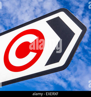 LONDON, UK - 10. Juli 2015: The London Congestion Charge Symbol auf einem Schild im Zentrum von London, am 10. Juli 2015. Stockfoto