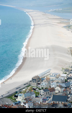 Chesil Beach mit der Stadt Portland / Wren im Vordergrund. Dorset, England, Vereinigtes Königreich. Stockfoto