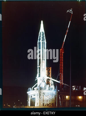 Dieses Bild zeigt eine Atlas-Rakete auf der Startfläche, die Teil der frühen Raketentechnologie ist, die von der US-Luftwaffe für Verteidigungs- und Weltraumforschungszwecke während des Kalten Krieges eingesetzt wurde. Stockfoto