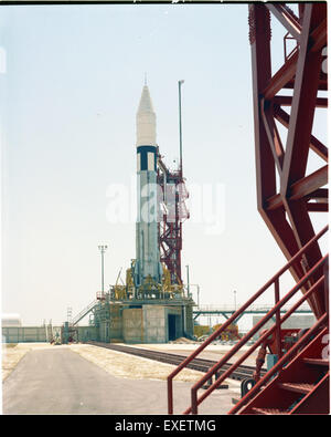 Dieses Bild zeigt die Details des Atlas-Centaur-Raketensystems auf seiner Startfläche. Der Atlas-Centaur war ein wichtiger Teil der US-amerikanischen Raumfahrtforschung und der militärischen Raketenprogramme in den 1960er Jahren und darüber hinaus. Stockfoto