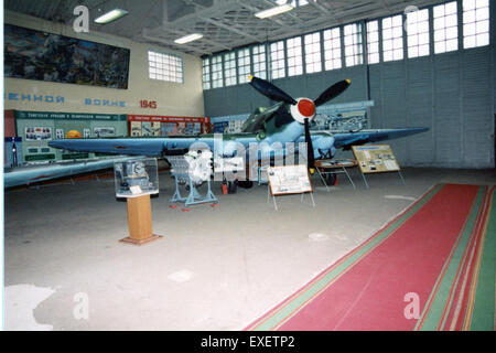 Die Iljuschin Il-2M3 Sturmovik, gekennzeichnet als Rote 19, war ein sowjetisches Bodenangriffsflugzeug, das während des Zweiten Weltkriegs häufig eingesetzt wurde. Bekannt für seine Langlebigkeit und schwere Bewaffnung, spielte es eine entscheidende Rolle beim Sieg der Sowjetunion über Nazi-Deutschland. Stockfoto