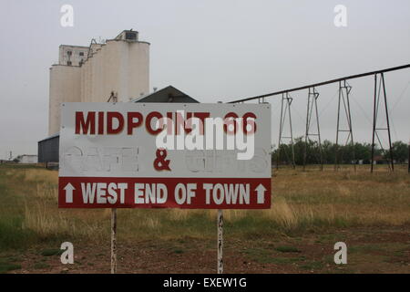 Straßenschild Werbung im Mittelpunkt-Café an der Seite der Route 66 in Adrian Texas USA Stockfoto