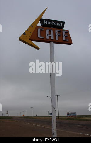 Mid-Point Café Zeichen auf der Route 66 in Adrian Texas USA Stockfoto