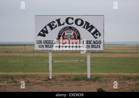 Wegweiser für das Mid-Point-Café auf der Route 66 in Adrian Texas USA Stockfoto