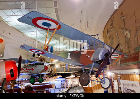 Die Nieuport 11, ein französischer Doppeldecker, wurde während des Ersten Weltkriegs häufig als Kampfflugzeug eingesetzt. Bekannt für seine Agilität und sein leichtes Design, spielte er eine wichtige Rolle in Luftkämpfen während des Ersten Weltkriegs. Stockfoto