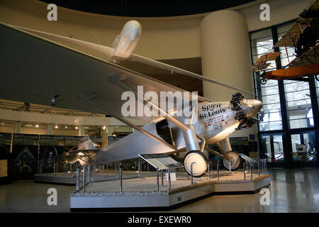 Eine fliegende Nachbildung der Ryan NYP Spirit of St. Louis, dem legendären Flugzeug, das Charles Lindbergh auf dem ersten nonstop-Solo-Transatlantikflug im Jahr 1927 geflogen hat. Der Nachbau ist im San Diego Air and Space Museum erhalten. Stockfoto