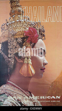 Dieses Poster in Pan am Thailand ist eine Vintage-Werbung für Fluggesellschaften, die die legendären Pan American World Airways zeigt, die das internationale Reisen Mitte des 20. Jahrhunderts revolutionierten. Das Poster ist Teil der Sammlung des San Diego Air & Space Museum. Stockfoto