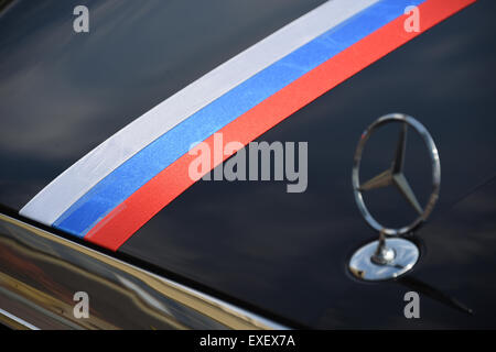 Jekaterinburg, Russland. 12. Juli 2015. Die Nationalfarben der Russischen Föderation sind auf eine Motorhaube von einem Mercedes-Benz S-Klasse in Jekaterinburg, Russland, 12. Juli 2015 abgebildet. Die Arena in Jekaterinburg dient als Austragungsort für die Fußballweltmeisterschaft 2018. Foto: Marcus Brandt/Dpa/Alamy Live News Stockfoto