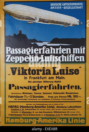 Dieses historische Poster zeigt den Zeppelin Viktoria Luise, ein deutsches Luftschiff aus dem frühen 20. Jahrhundert. Die Viktoria Luise wurde für den Personenverkehr genutzt und nach der gleichnamigen deutschen Prinzessin benannt. Stockfoto