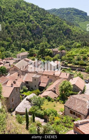 Blick hinunter auf pantiled Dächer La Roque-Sainte-Marguerite, Aveyron, Midi-Pyrénées, Frankreich Stockfoto