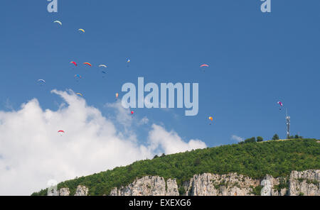 Eine Gruppe von Hängegleiter über La Puncho d'Agast Millau, Aveyron, Midi-Pyrénées, Frankreich Stockfoto