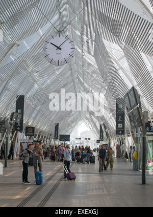 Menschen innerhalb des Atriums von Montpellier Schiene Station Hérault, Languedoc-Roussillon, Frankreich, Europa Stockfoto