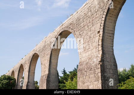 17. Jahrhundert Stein Aquädukt von Pierre Paul Riquet in Castries, Hérault, Frankreich, Europa Stockfoto