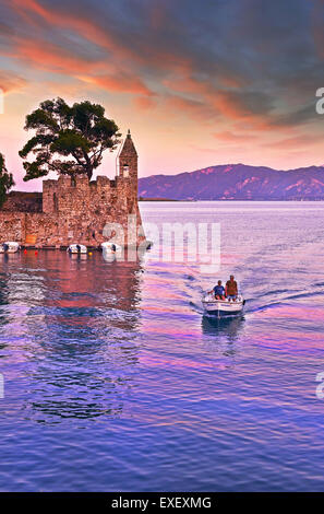 Eine Nahaufnahme von Nafpaktos mittelalterlichen Hafen und Leuchtturm bei Sonnenuntergang in Aetoloacarnania Präfektur, Sterea Ellada, Griechenland Stockfoto