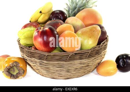 Obstkorb mit verschiedenen bunten Früchten auf einem hellen Hintergrund Stockfoto