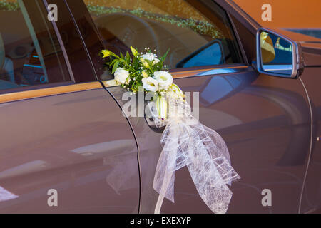 Auto für eine Hochzeit dekoriert Stockfoto