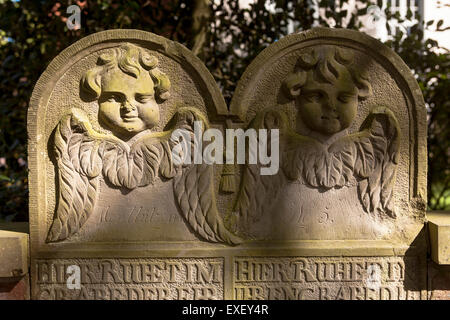 Europa, Deutschland, niedrigere Sachsen, Fischerhude, Grabsteine in der Wand der Kirchhof von der Liebfrauenkirche (Kirche von unserem Lad Stockfoto