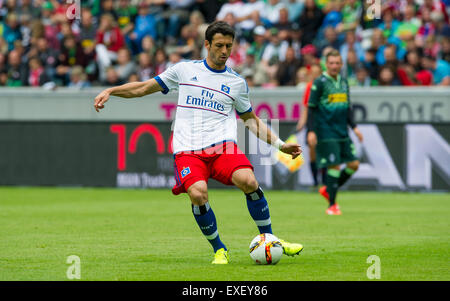 Mönchengladbach, Deutschland. 12. Juli 2015. Hamburgs Gojko Kacar in Aktion während der Telekom Cup Fußball-match zwischen Borussia Moenchengladbach und den Hamburger SV im Borussia-Park in Mönchengladbach, 12. Juli 2015. Foto: Guido Kirchner/Dpa/Alamy Live News Stockfoto