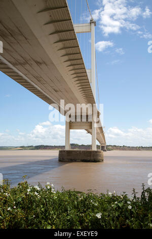 Die alten 1960er Jahre Severn Brücke zwischen Beachley und Aust, Gloucestershire, England, UK, Blick nach Osten Stockfoto