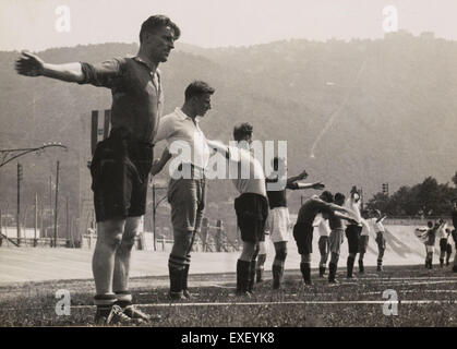 Dieses historische Bild zeigt das Training der niederländischen Fußballnationalmannschaft (Nederlands Elftal) zur Vorbereitung der FIFA-Weltmeisterschaft 1934. Die Mannschaft wird in den Trainingseinheiten dargestellt und unterstreicht die Anfangsjahre des internationalen Fußballwettbewerbs. Stockfoto