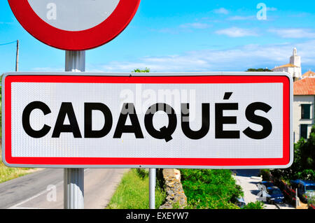 Nahaufnahme der ein Schild mit dem Namen Cadaques geschrieben am Ortseingang von Cadaques, Costa Brava, Spanien Stockfoto