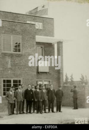 Dieses historische Bild fängt einen Moment der Olympischen Spiele 1928 in Amsterdam ein. Die Olympischen Spiele 1928 markierten bedeutende Meilensteine in der Sportgeschichte, einschließlich der Einbeziehung der Frauenathletik. Stockfoto