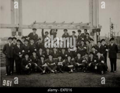 Die Olympischen Spiele 1928 in Amsterdam markierten einen historischen Moment der Sportgeschichte. Dieses Stück erinnert an die Veranstaltung und feiert die Athleten und den globalen Wettkampf- und Sportgeist. Stockfoto