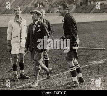 Die Olympischen Spiele 1928 in Amsterdam markierten einen Wendepunkt für Frauen im Sport, wobei Frauen zum ersten Mal an Leichtathletik-Events teilnahmen. Die Veranstaltung zeigte sowohl athletisches Können als auch die weltweite Vereinigung der Nationen durch Sport. Stockfoto