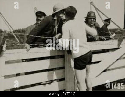 Die Olympischen Sommerspiele 1928 in Amsterdam waren die ersten, die Leichtathletikveranstaltungen für Frauen veranstalteten. Die Spiele markierten bedeutende Meilensteine in der Geschichte der Olympischen Spiele und der Gleichstellung der Geschlechter im Sport. Stockfoto
