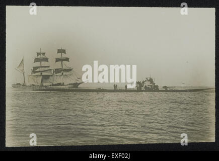 Dieses historische Gemälde fängt eine Begegnung zwischen einem U-Boot (onderzee) und einem Segelschiff (zeilschip) ein und bietet eine dramatische Darstellung des Seekrieges. Das Stück veranschaulicht den Kontrast zwischen moderner und traditioneller Marinetechnik. Stockfoto