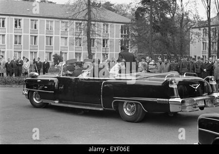 Dieses Bild zeigt ein Treffen zwischen US-Präsident Lyndon B. Johnson und Bundeskanzler Kurt Kiesinger in Bonn. Die Diskussion war Teil der umfassenderen diplomatischen Bemühungen während des Kalten Krieges, die Beziehungen zwischen den Vereinigten Staaten und Deutschland zu stärken. Stockfoto