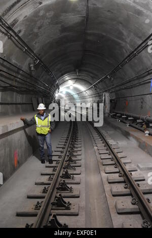 Ein Bauarbeiter Spaziergänge durch den neuen Tunnel der u-Bahnlinie 70th Street in Manhattan, New York, USA, 21. Mai 2015. Die neue Second Avenue Line ist die erste u-Bahn-Linie im Bau seit 70 Jahren. Das Projekt Amounst auf rund 17 Milliarden Dollar damit der teuerste u-Bahn-Linie der Welt. Baukosten laufen bis zu schätzungsweise 4,1 Milliarden Dollar für den ersten Bauabschnitt voraussichtlich bis Dezember 2016 abgeschlossen sein. Foto: Chris Melzer/dpa Stockfoto