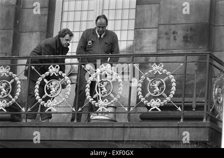 Reinigung des Balkons im Königlichen Palast auf dem Dam-Platz in Amsterdam, die am 25. April 1980 in Vorbereitung auf die Thronwechselzeremonie stattfand. Fotograf: Rob Bogaerts / Anefo. Stockfoto