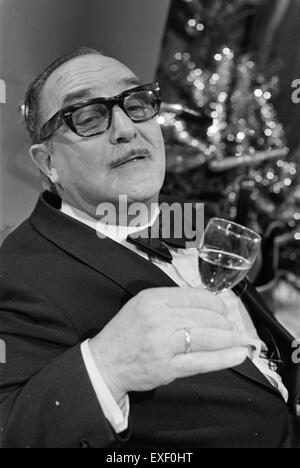 Das Foto aus dem Jahr 1974 zeigt die Produktion von Sjef van Oekel, einer niederländischen Fernsehserie. Die Show mit dem komödiantischen Charakter von Sjef war in den 1970er Jahren in den Niederlanden beliebt, vor allem in der Weihnachtszeit. Das Bild zeigt Momente hinter den Kulissen während der Weihnachtsfilme, die den Humor und den Charme des niederländischen Fernsehens der 1970er Jahre widerspiegeln. Stockfoto