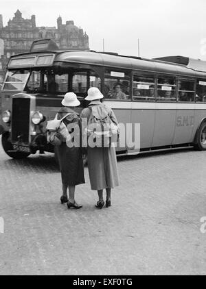 Touristen Nemen de Bus in Edinburgh Touristen nehmen die Stockfoto