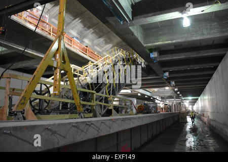 Bauarbeiter montieren eine Rolltreppe und Elektrogeräte an einer künftigen u-Bahn-Haltestellen entlang der neuen u-Bahnlinie Tunnel in Manhattan, New York, USA, 21. Mai 2015. Die neue Second Avenue Line ist die erste u-Bahn-Linie im Bau seit 70 Jahren. Das Projekt Amounst auf rund 17 Milliarden Dollar damit der teuerste u-Bahn-Linie der Welt. Baukosten laufen bis zu einem geschätzten 4, 1 Milliarde Dollar für den ersten Bauabschnitt voraussichtlich bis Dezember 2016 abgeschlossen sein. Foto: Chris Melzer/dpa Stockfoto