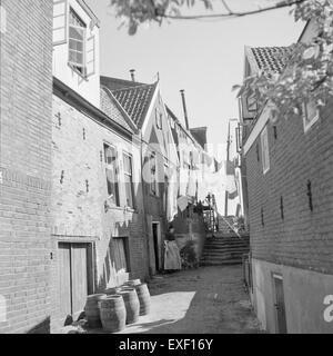 Aan de Lijn in Armoedig Volendam Wäsche Wäscheleine wurde Stockfoto