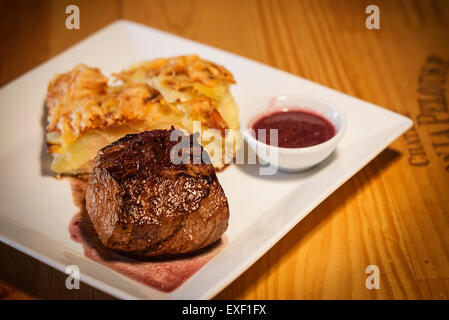 Rindersteak mit Französisch traditionelle Kartoffel und Käse Backen Stockfoto