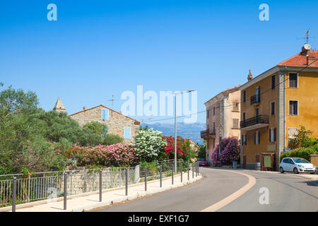 Figari Süd-Korsika. Alten Naturfreunden Häuser aus Steinen mit roten Ziegeldächer in der Nähe von Asphaltstraße Stockfoto