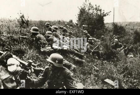 Das Bild zeigt deutsche Sturmtruppen (Duitse stoottroepen) in defensiver Position und zeigt die spezialisierten Infanterietaktiken, die während des Ersten Weltkriegs eingesetzt wurden. Sturmtruppen waren bekannt für ihre elitären, angriffsbasierten Taktiken, die oft mit Geschwindigkeit und Überraschung Angriffe führten. Stockfoto