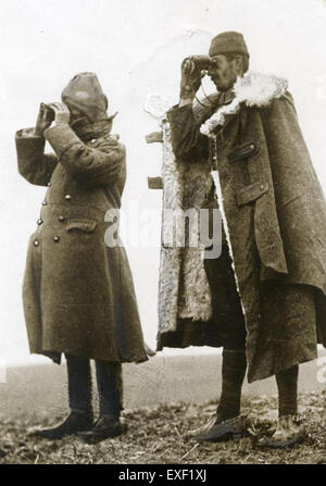 Dieses Bild zeigt türkische Offiziere während des Ersten Balkankrieges 1912, einem bedeutenden Konflikt zwischen den balkanstaaten und dem Osmanischen Reich. Die Offiziere sind in Militärkleidung dargestellt, die die Militärkultur der damaligen Zeit widerspiegelt. Stockfoto